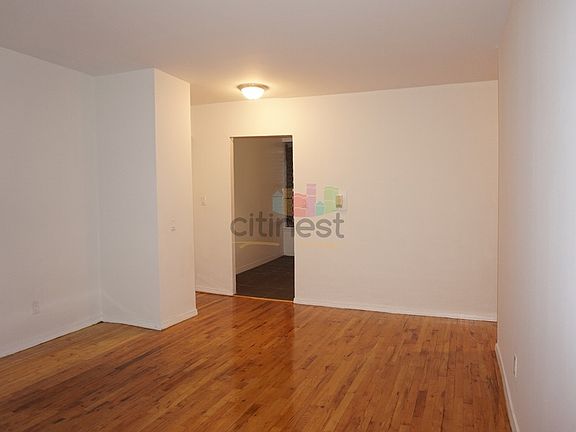 3rd image of 5 Saint Pauls Pl #2TU