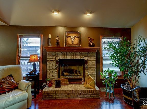 3rd image of 212 E Maplewood Dr