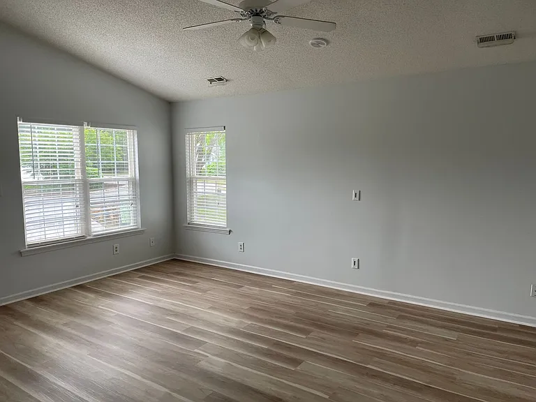 480 Saltaire Dr — Photo 6