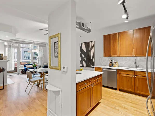 909 W Washington Blvd APT 411, Chicago, IL 60607