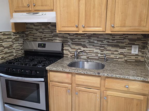 4th image of 824 E Broadway APT 304