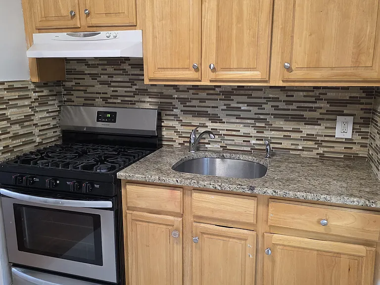 824 E Broadway #304 — Photo 4