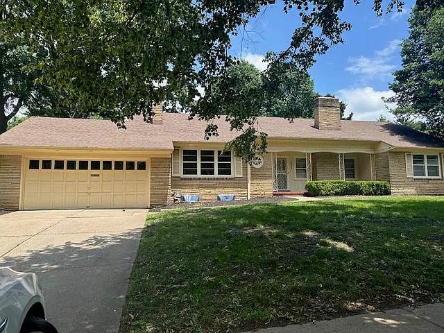 1204 W 68th Ter