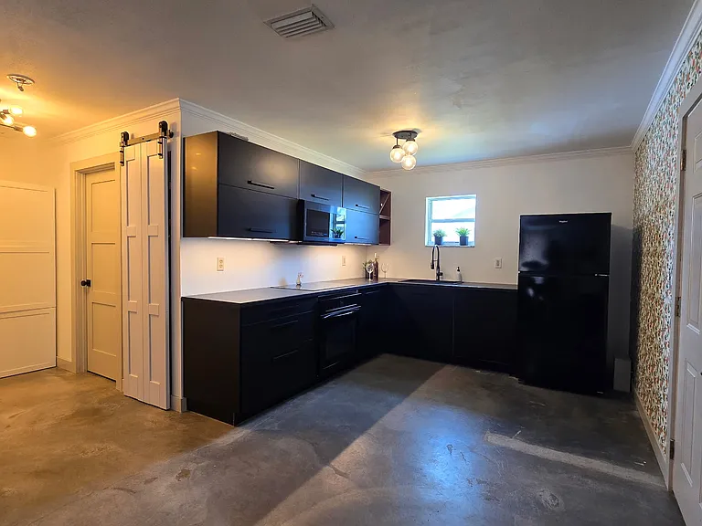 81 Division Ave — Photo 4