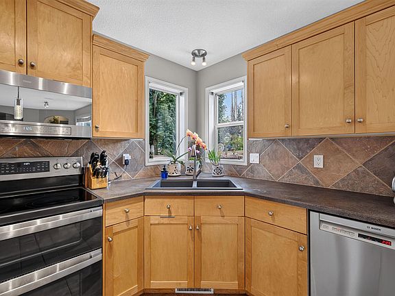4th image of 430 Norway Cres
