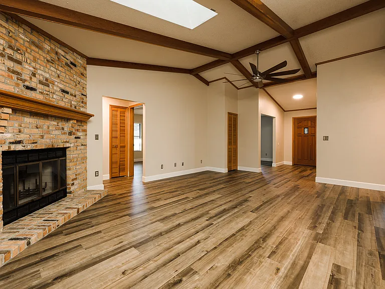 1523 Poplar Dr — Photo 7