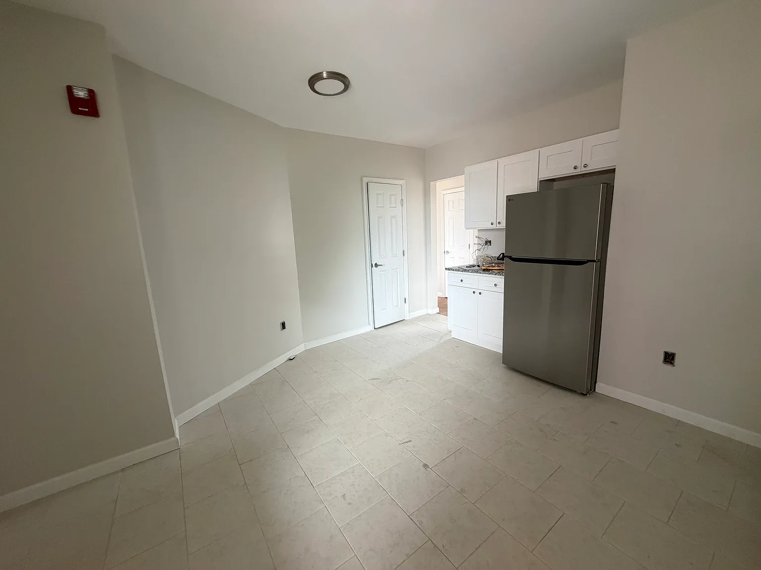 1 bed, 750 sqft, $1,300 — Photo 3