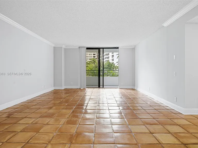 2500 Parkview Dr #415 — Photo 2