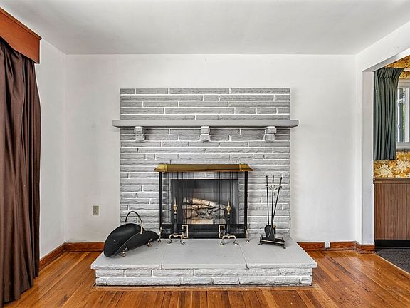 5th image of 105 Magnolia St