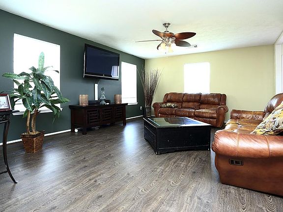 Well lighted space and space for your family and guest.