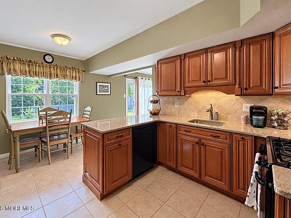 4th image of 11 Blueberry Path