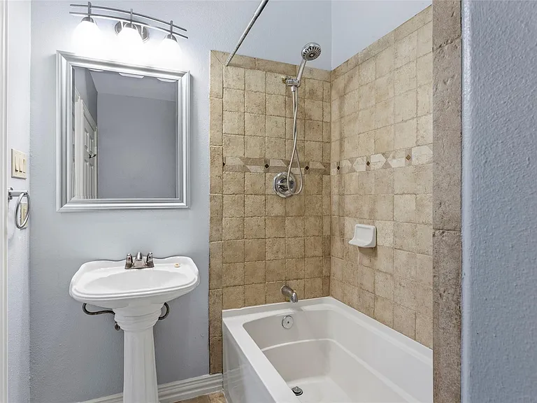 2535 Broadway St — Photo 27