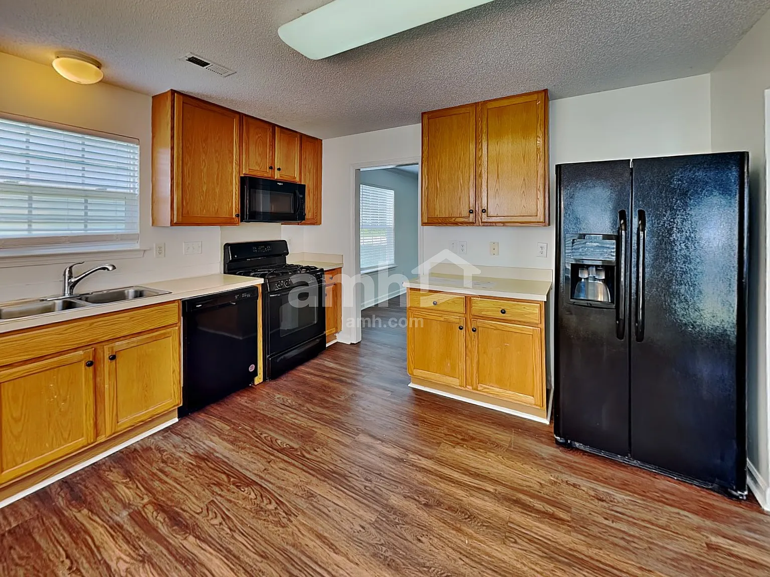 4 bed, 2.5 bath, 1902 sqft, $2,220 — Photo 3