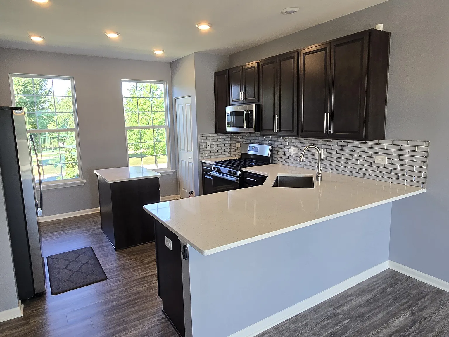 3 bed, 2.5 bath, 1894 sqft, $2,990 — Photo 3