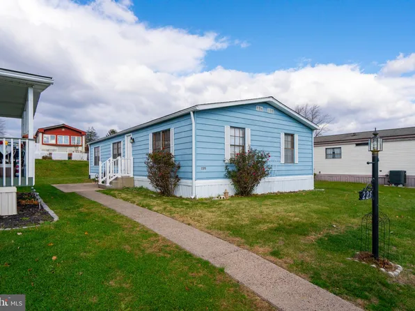 225 Cherrywood Ct, North Wales, PA 19454