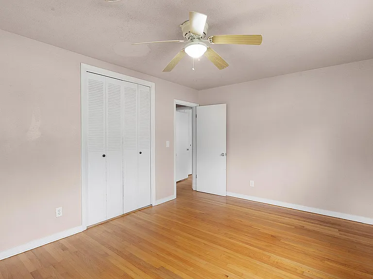 902 NE 17th Ter — Photo 18