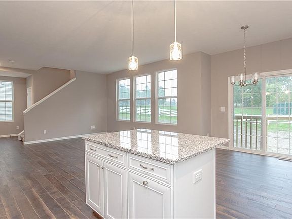 4th image of 982 Hawkin Ln