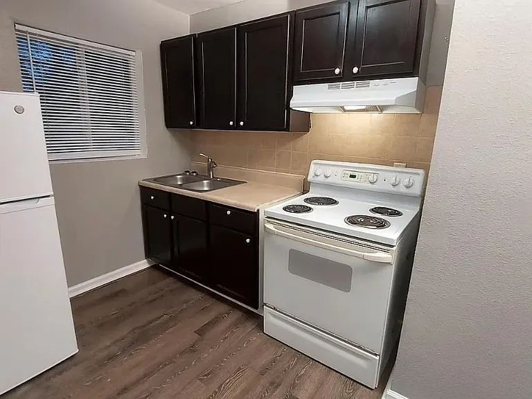 574 Cooper St SW #6 — Photo 2