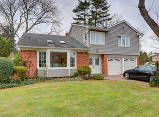 90 Country Village Ln, Manhasset Hills, NY 11040
