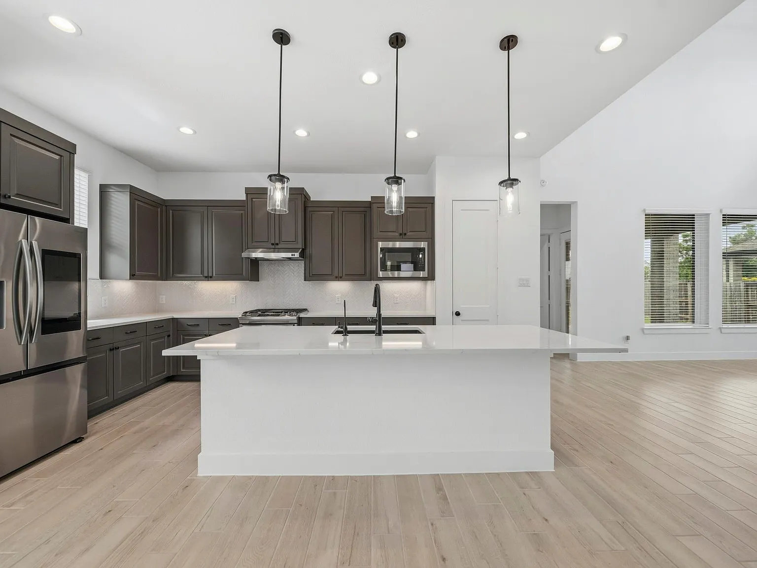 4 bed, 3.0 bath, 2748 sqft, $3,650 — Photo 3