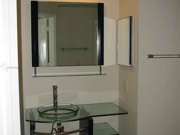4th image of 3205 NE 184th St APT 9303