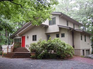 324 Canoebrook Dr, Hawley, PA 18428