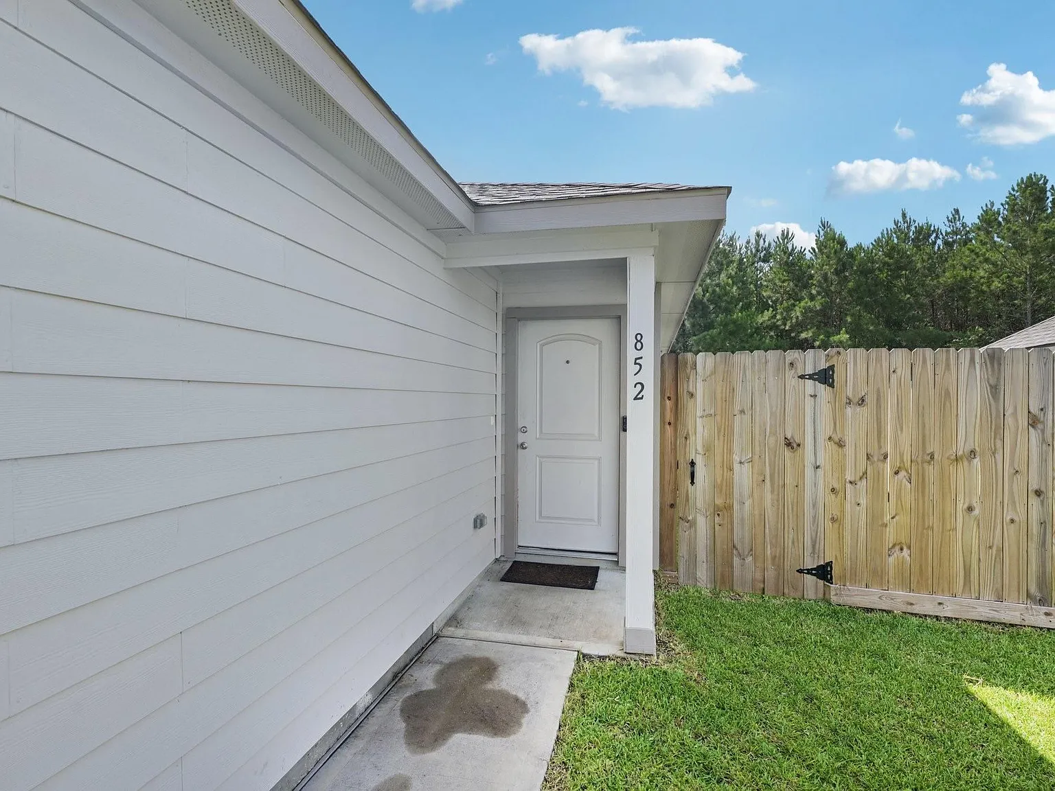 3 bed, 2.0 bath, 1296 sqft, $1,990 — Photo 3
