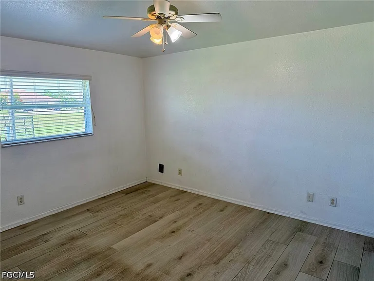 544 SE 7th St — Photo 7