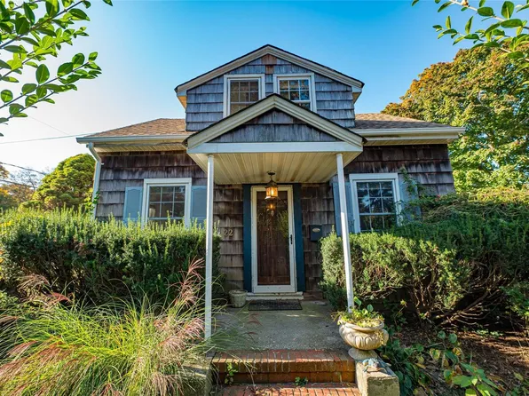 22 Woodland Path, Kings Park, NY 11754