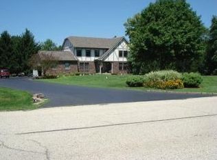 7312 Meadowshire Ln, Crystal Lake, IL 60012