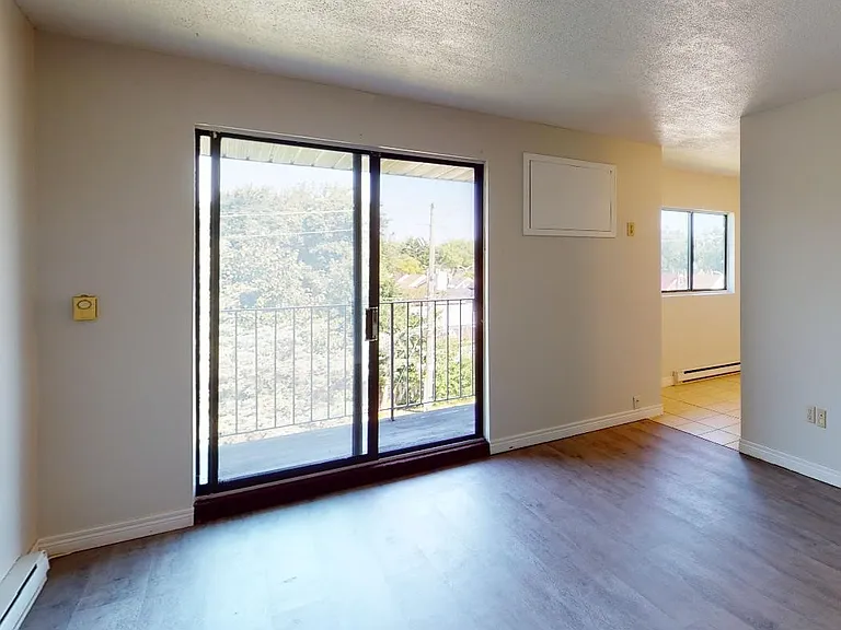 7285 Tranby Ave — Photo 5