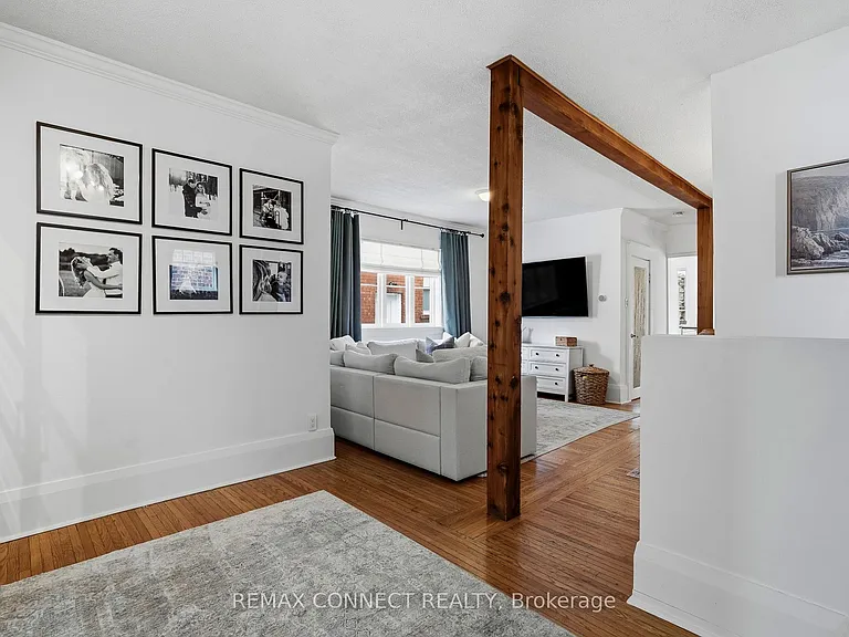 60 Woodbury Rd — Photo 9
