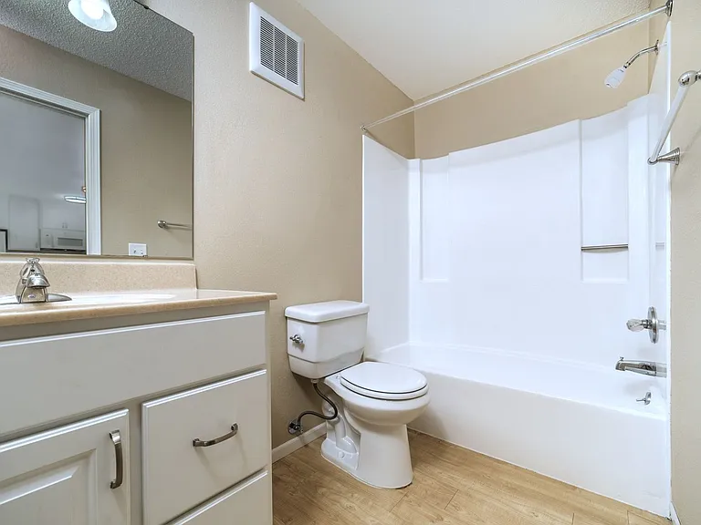 Golden Creek Apartments — Photo 15