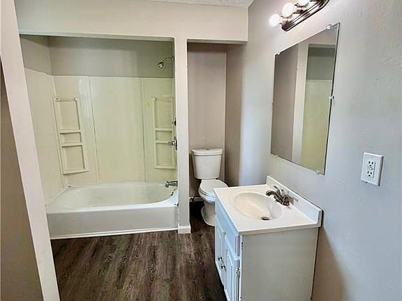 3rd image of 605 Harmon St