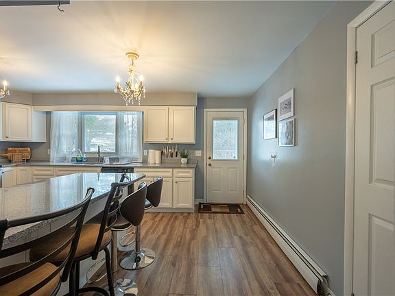 4th image of 18 Highland Cres