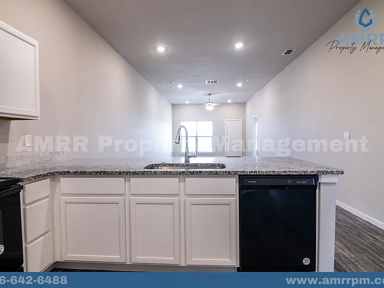 2125 N Texas Ave — Photo 9