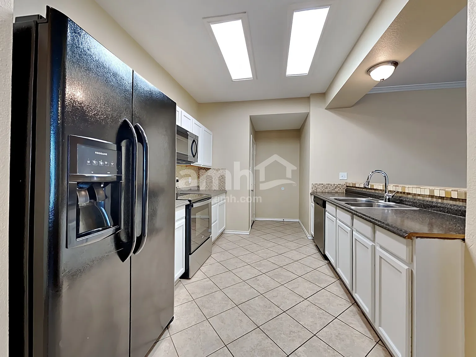 3 bed, 2.0 bath, 1593 sqft, $2,075 — Photo 3