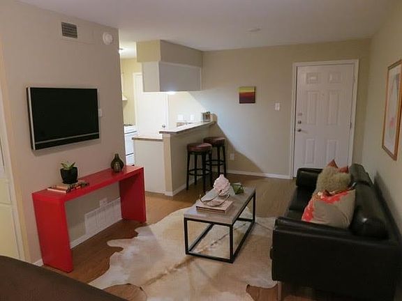 2nd image of 1611 W 39th 1/2 St APT 104