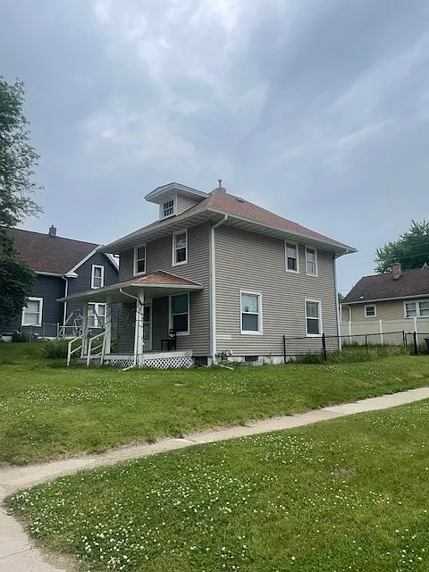 Photo 2 of 19 - 1801 E Ave NE - Cedar Rapids, IA Side of house - 1801 E Ave NE