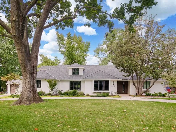 2412 W 71st St, Prairie Village, KS 66208