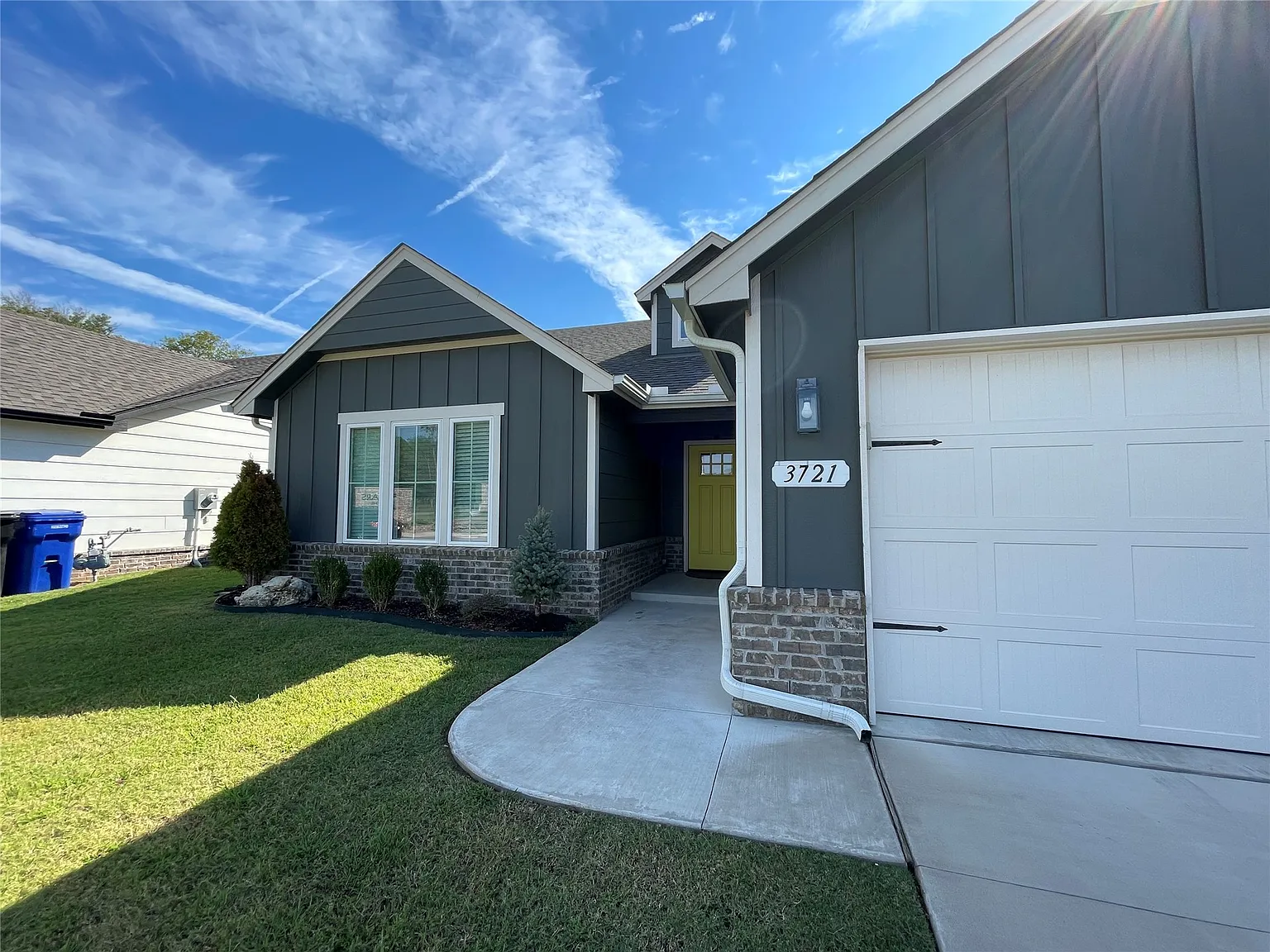 4 bed, 2.0 bath, 1940 sqft, $2,600 — Photo 2