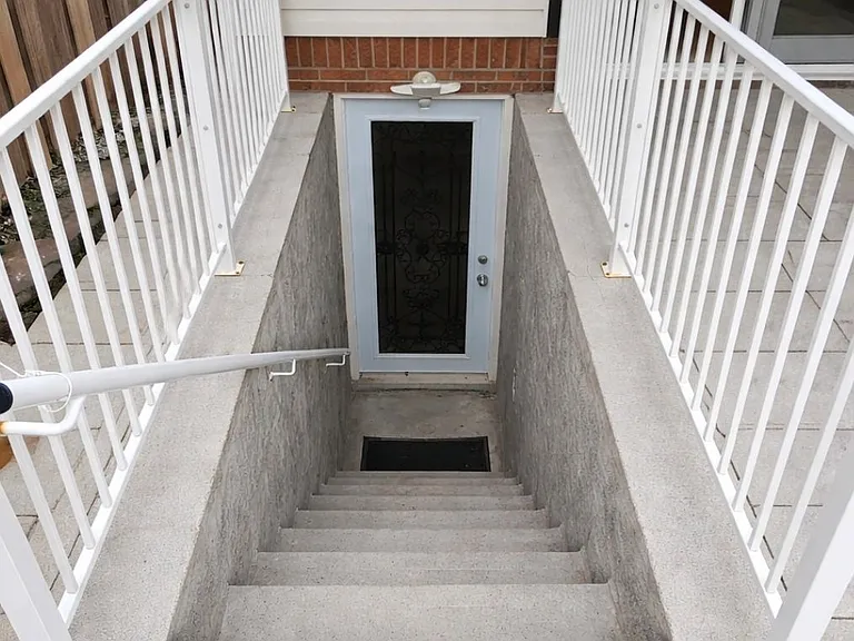 181 Satok Cres #BASEMENT — Photo 2