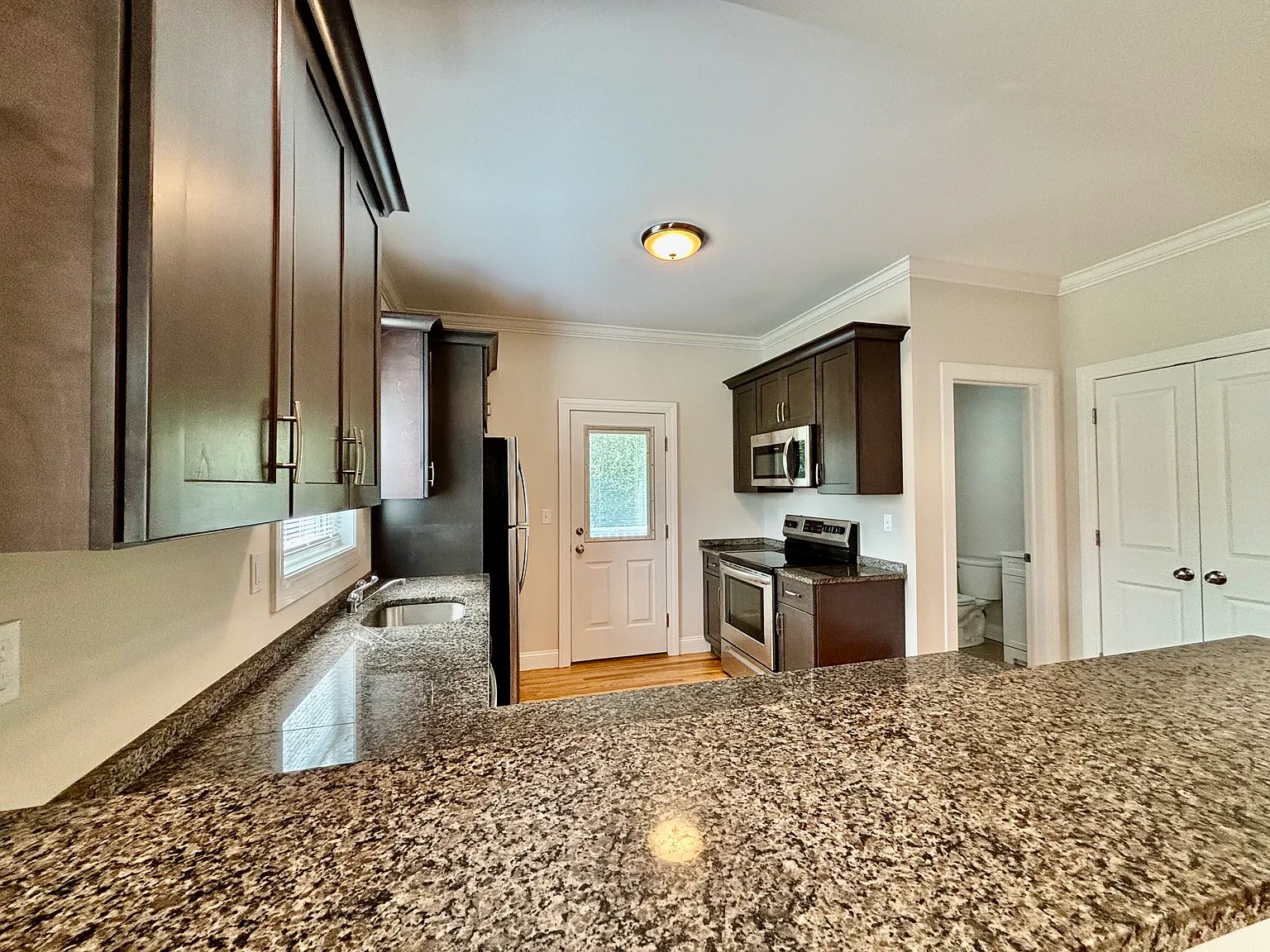 2 bed, 1.5 bath, 1330 sqft, $3,000 — Photo 1