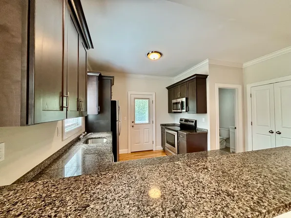 16 White Oaks Ter, Milford, CT 06461