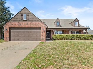 912 N Sycamore Pl, Jenks, OK 74037