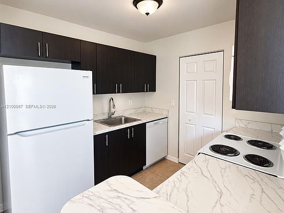 4th image of 160 SW 8th Ave Unit 160