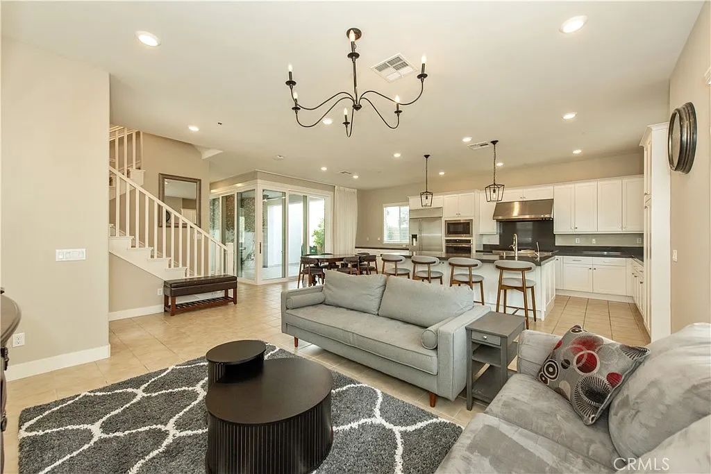 4 bed, 3170 sqft, $6,500 — Photo 4