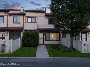 25 Wolkoff Ln, Staten Island, NY 10303