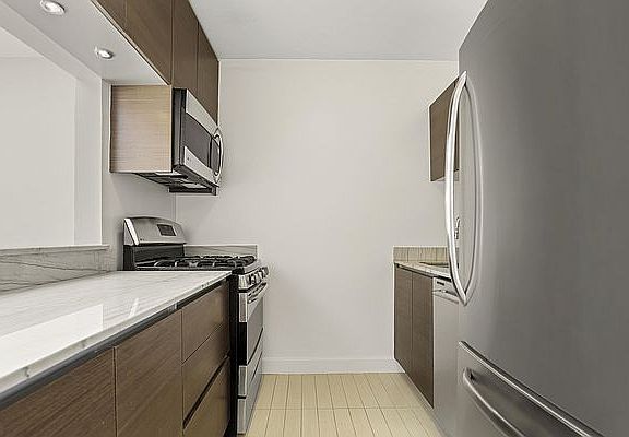 4th image of 235 W 48th St APT 15F