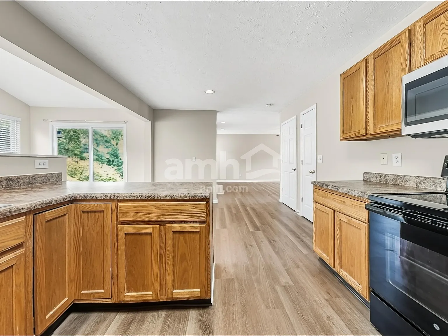 4 bed, 2.5 bath, 1876 sqft, $2,365 — Photo 3